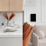 Atrakcyjne Z Parkingiem & Balkonem By Renters Apartamento