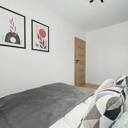 Apartament Atrakcyjny Z 2 Sypialniami, Parkingiem&balkonem By Renters *