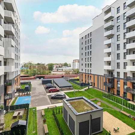 Apartament Atrakcyjny Z 2 Sypialniami, Parkingiem&balkonem By Renters *