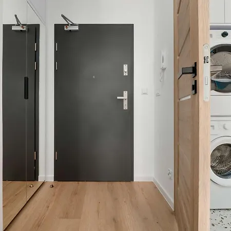Atrakcyjne Z Parkingiem & Balkonem By Renters Apartmán