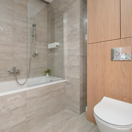 Apartament Atrakcyjny Z 2 Sypialniami, Parkingiem&balkonem By Renters *