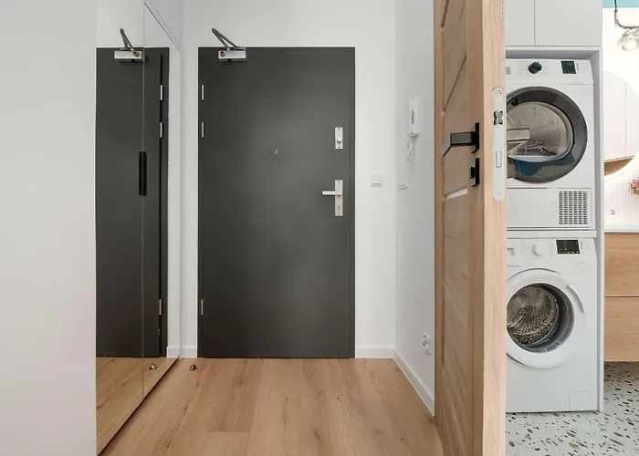 Atrakcyjne Z Parkingiem & Balkonem By Renters דירה