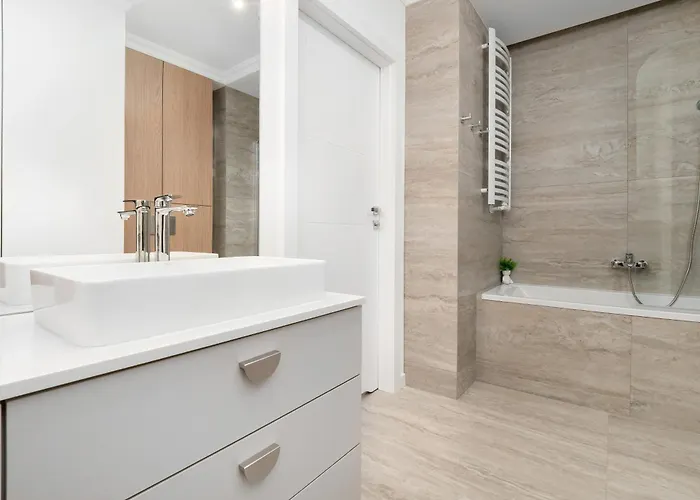 Atrakcyjne Z Parkingiem & Balkonem By Renters דירה לודז'